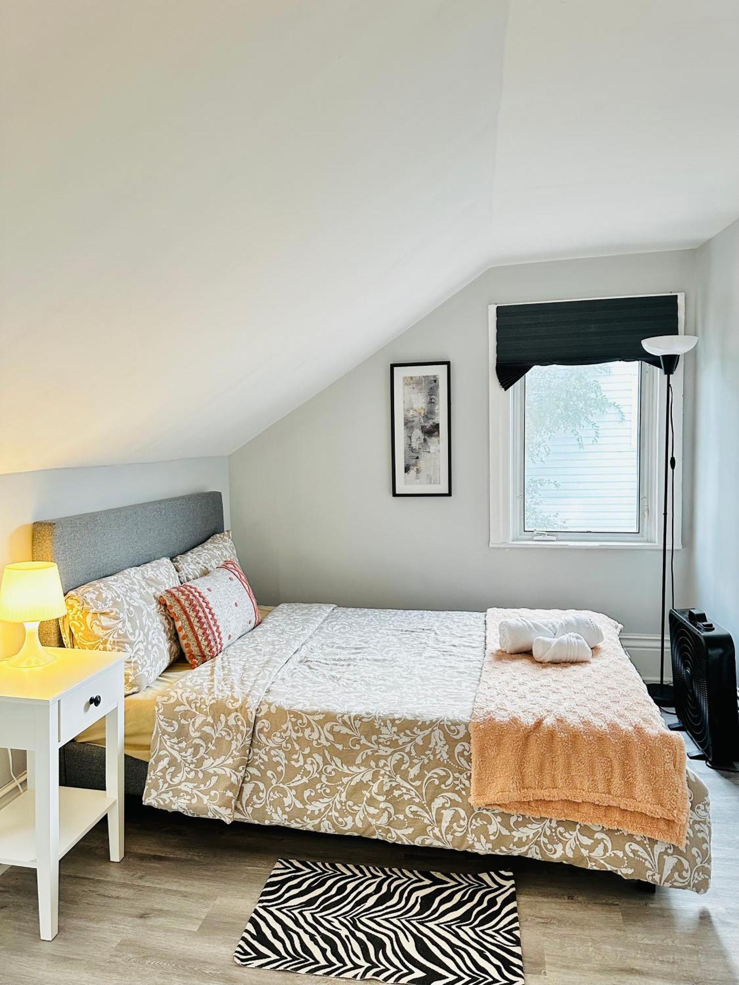피터버러 Cozy 2Br House Near Centre With Patio, Bbq, Backyard, And Netflix 아파트 외부 사진