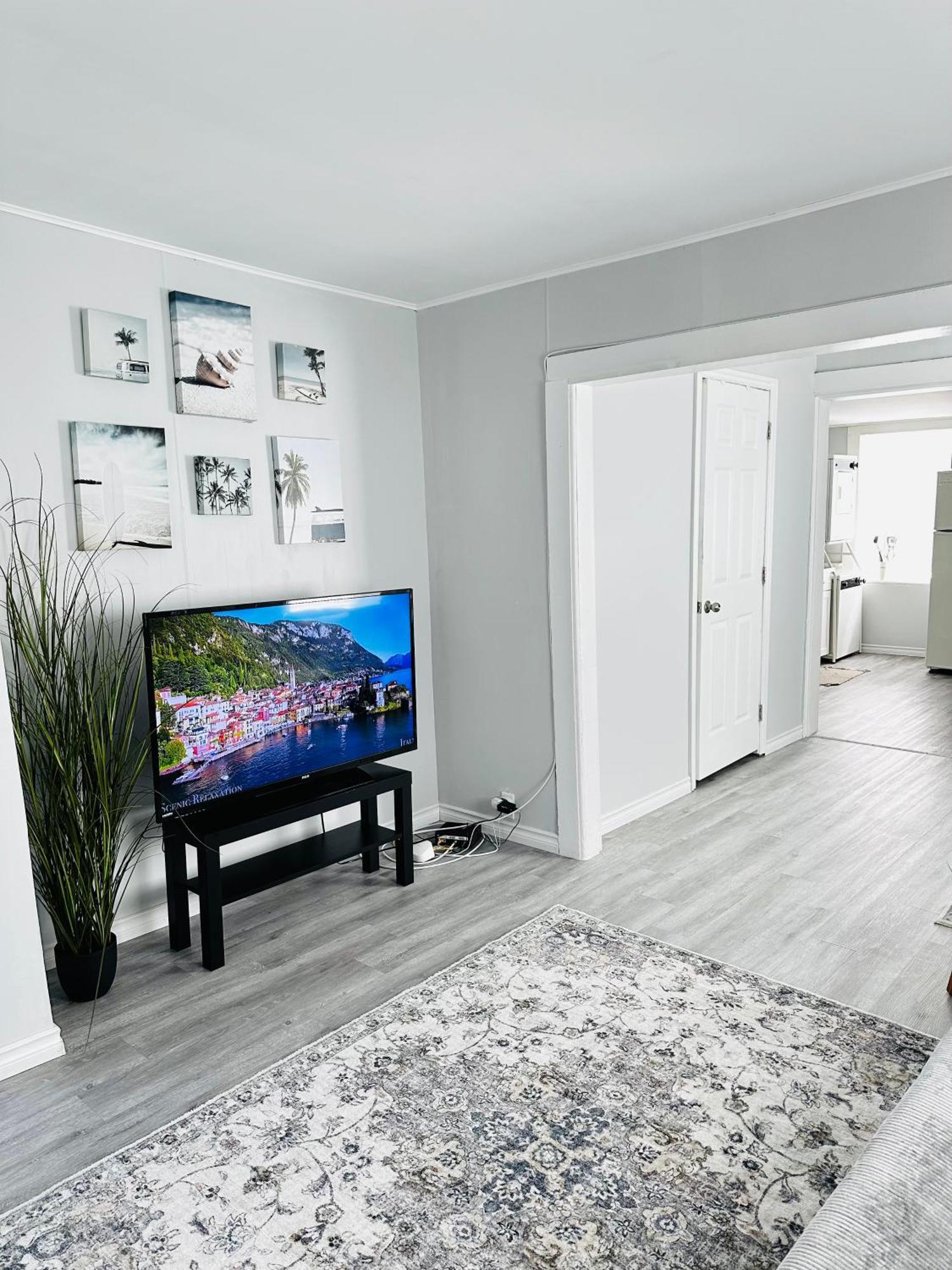 피터버러 Cozy 2Br House Near Centre With Patio, Bbq, Backyard, And Netflix 아파트 외부 사진