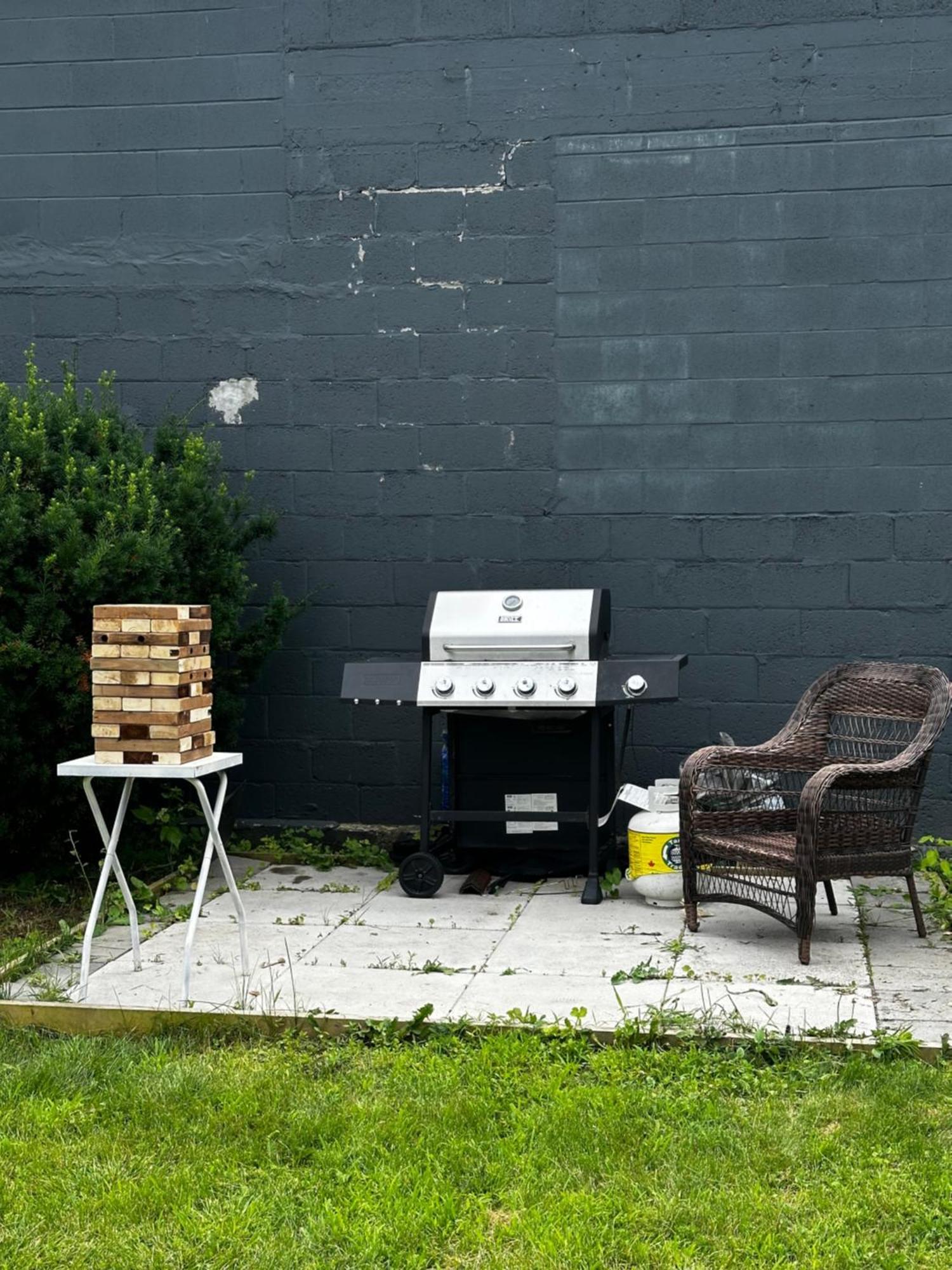 피터버러 Cozy 2Br House Near Centre With Patio, Bbq, Backyard, And Netflix 아파트 외부 사진