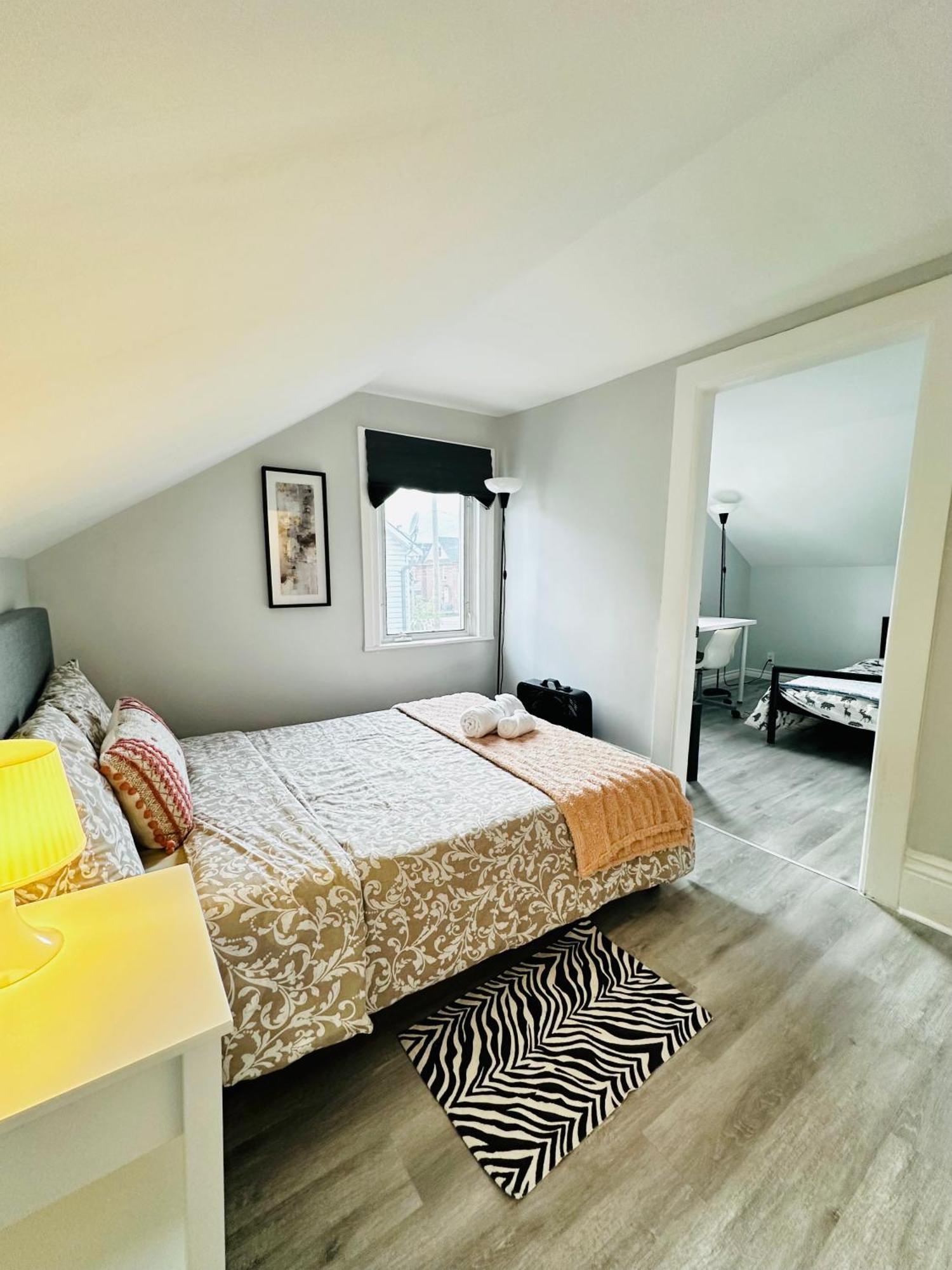 피터버러 Cozy 2Br House Near Centre With Patio, Bbq, Backyard, And Netflix 아파트 외부 사진