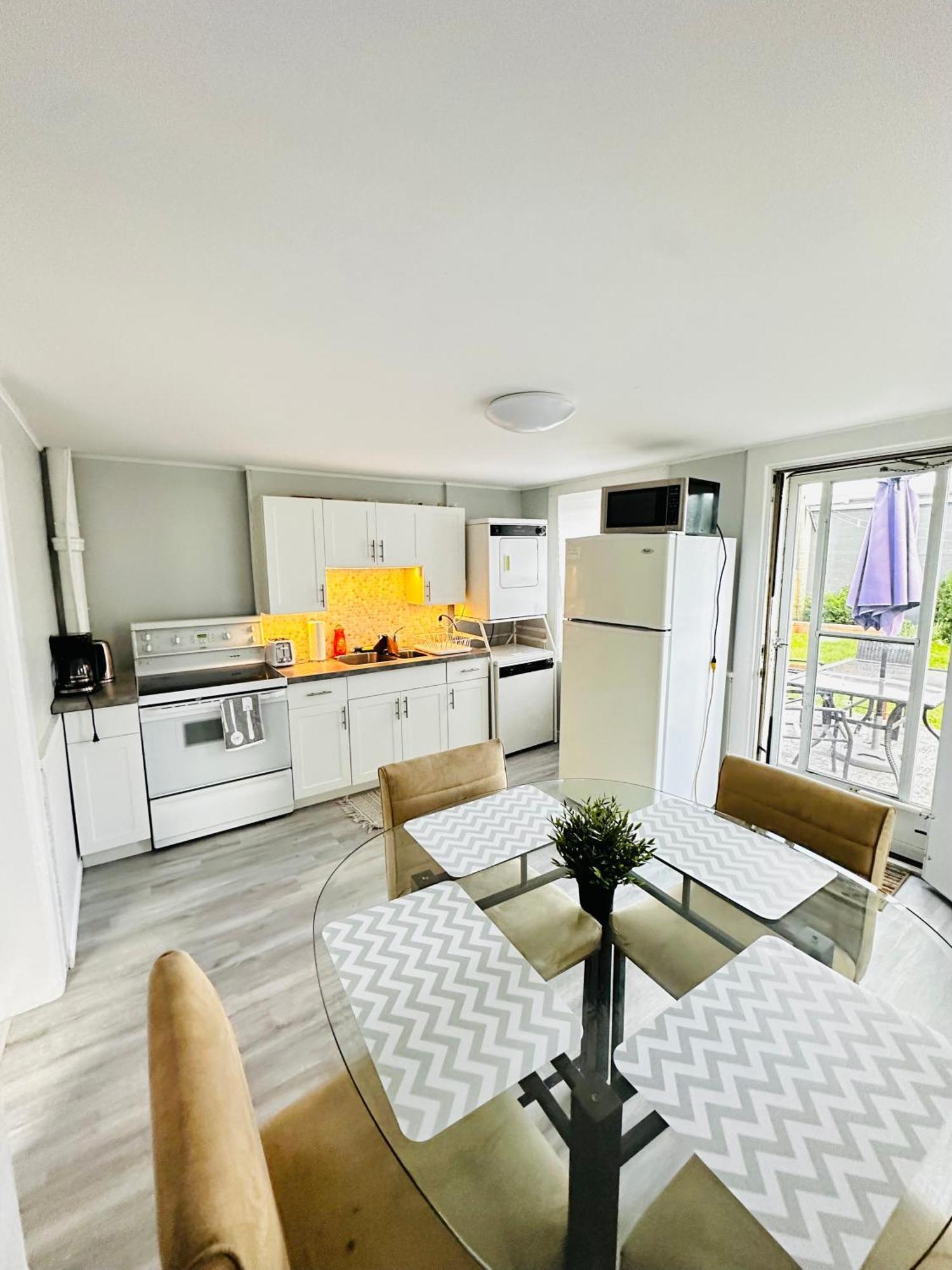 피터버러 Cozy 2Br House Near Centre With Patio, Bbq, Backyard, And Netflix 아파트 외부 사진