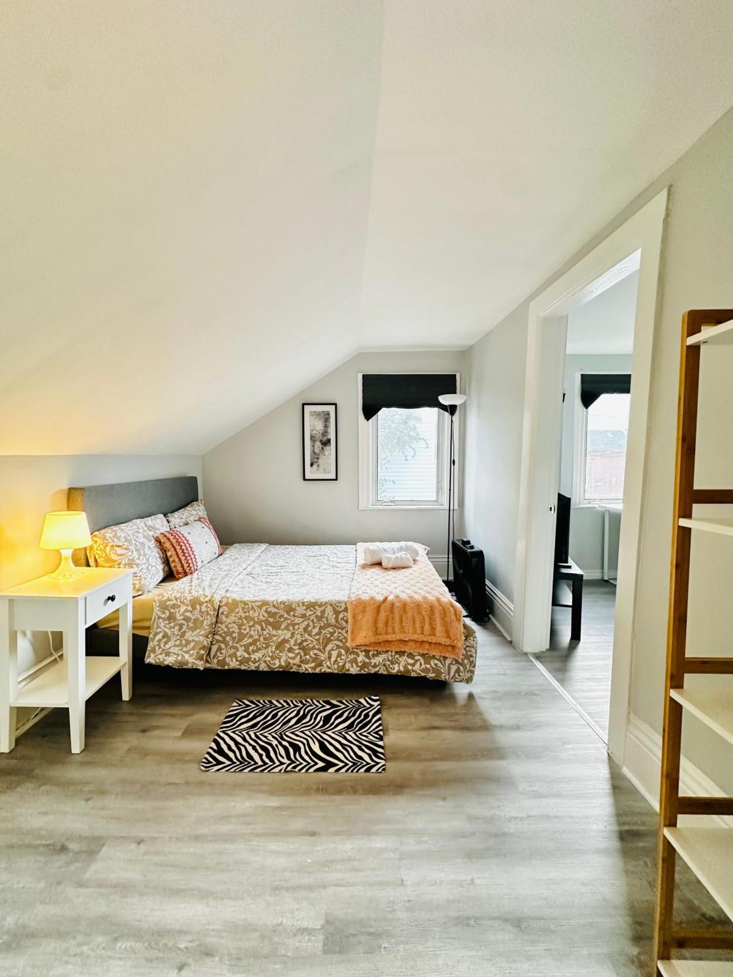 피터버러 Cozy 2Br House Near Centre With Patio, Bbq, Backyard, And Netflix 아파트 외부 사진