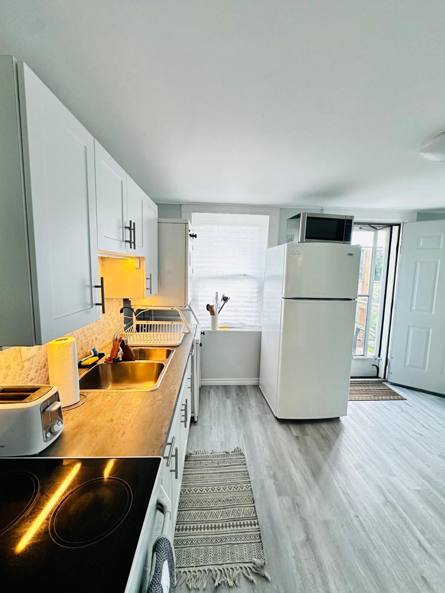 피터버러 Cozy 2Br House Near Centre With Patio, Bbq, Backyard, And Netflix 아파트 외부 사진